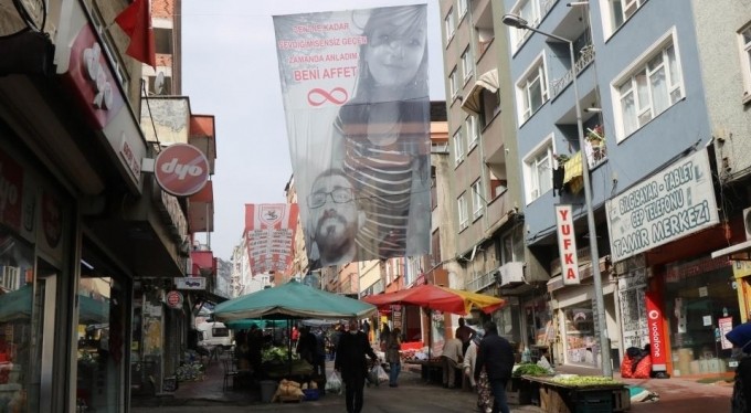 Küstürdüğü eşinden öyle bir özür diledi ki...