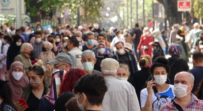 Çarşı-pazar doldu taştı, kalabalık korkuttu