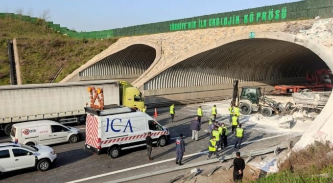 TIR devrildi, otoban felç oldu