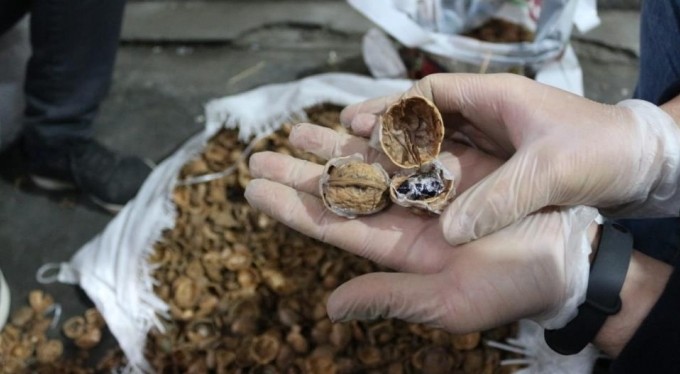 Zehir tacirleri, uyuşturucuyu cevizlere zulalamışlar