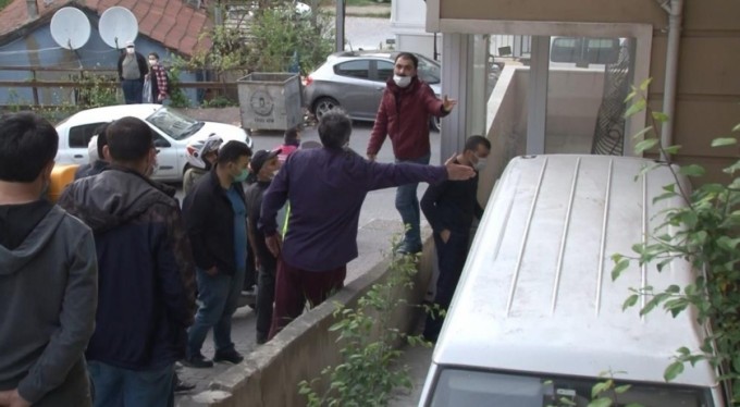 Freni tutmayan minibüs apartman bahçesine uçtu