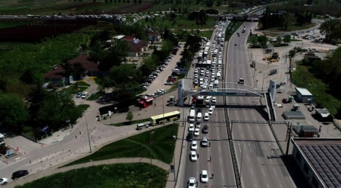 Polis tek tek kontrol etti, kilometrelerce kuyruk oluştu