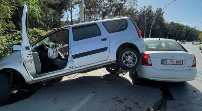 Boş yolda kafa kafaya çarpıştılar: 1 ağır yaralı