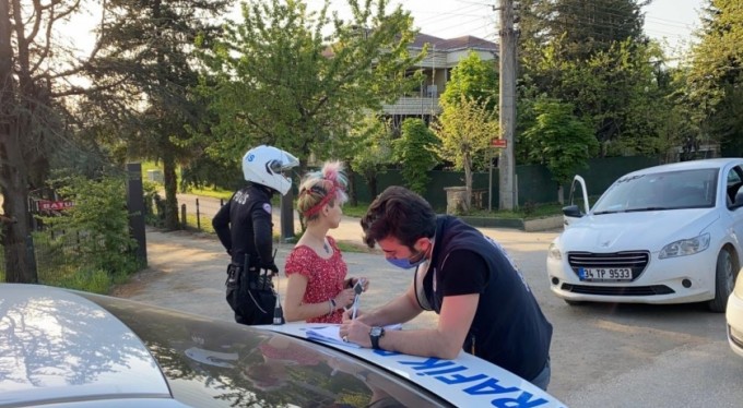 Ehliyetsiz kadın sürücü, polisi peşine taktı