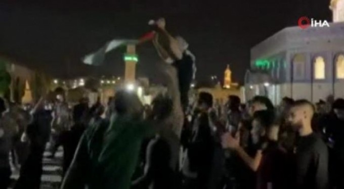 İsrail, Mescid-i Aksa'da namaz kılanlara saldırıyı sürdürüyor