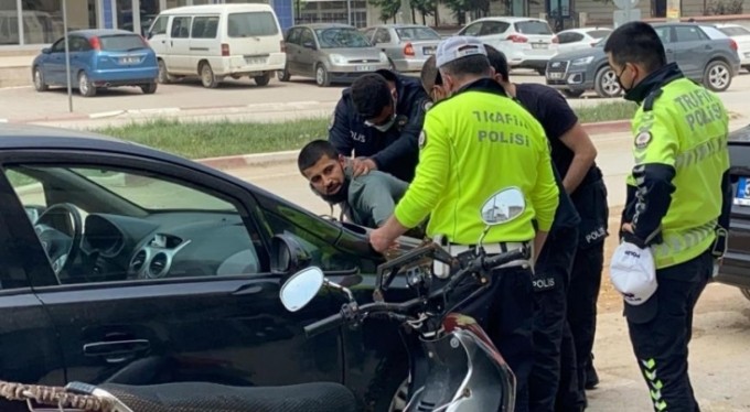 Hem suçlu, hem güçlü, polisin üzerine sürdü
