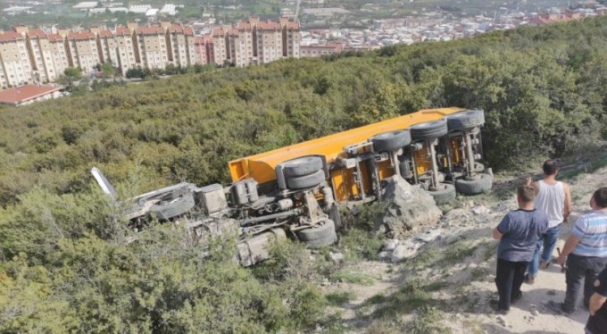 TIR şarampole uçtu, sürücüsü yaralandı