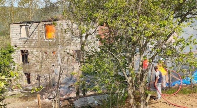 İki katlı ahşap ev alevlere teslim