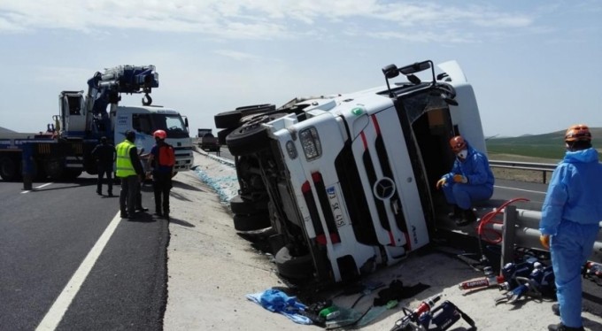 Limon yüklü TIR devrildi, sürücüsü öldü