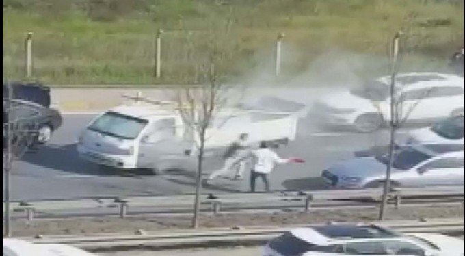 Yol verme kavgasında yangın tüpünü üzerine boşalttı