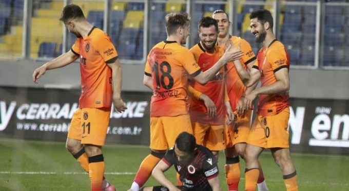 Galatasaray zirve takibini sürdürüyor