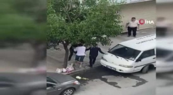 İhlalci gençlerin tekme tokat kavgası kamerada