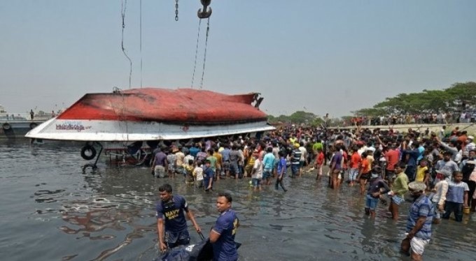 Bangladeş'te sürat teknesi ile yük gemisi çarpıştı: 26 ölü