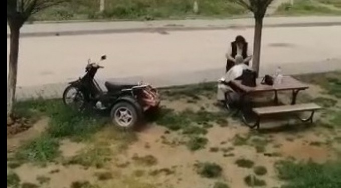 Yasağa aldırış eden kim, sokak ortasında tıraş yaptı