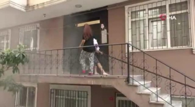 Alevlerden kedisiyle birlikte böyle kaçtı