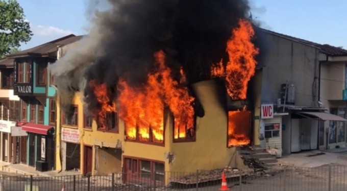 Tarihi Çarşı'da yangın korkuttu. İşte o anlar