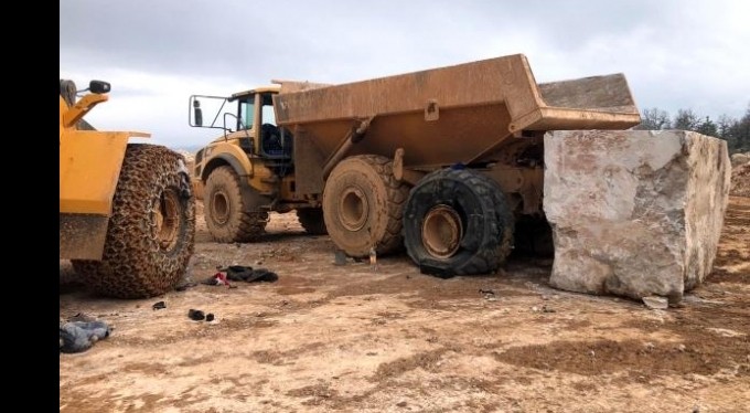 Kamyonun lastiği bomba gibi patladı, 3 yaralı