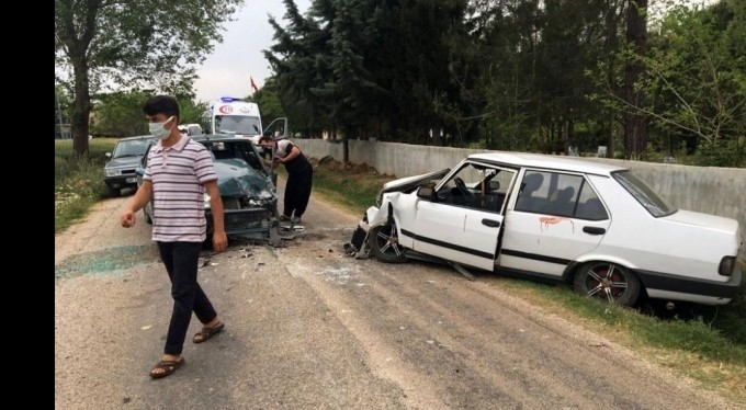 Boş yolda iki otomobil kafa kafaya çarpıştı: 2 ağır yaralı