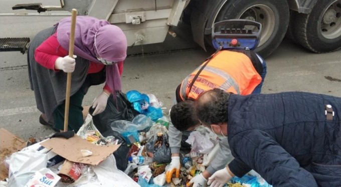Tahmin edin, çöpte ne aradılar? Tıklayın izleyin