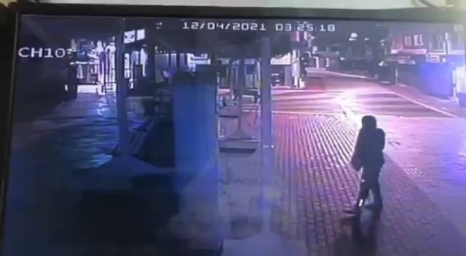 Mağazayı soymaya hazırlanıyordu, birden kaçtı