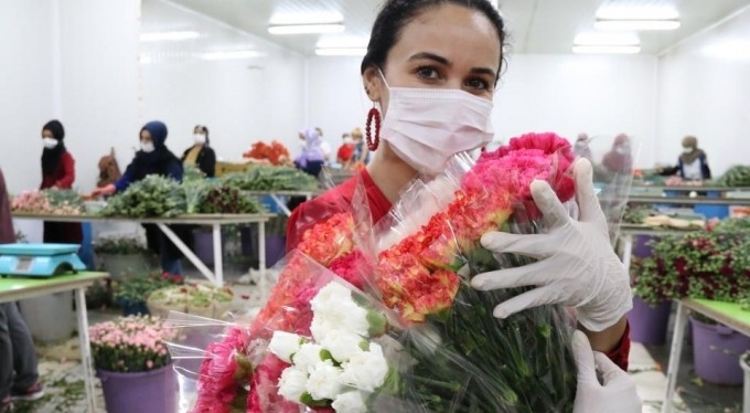 Çiçekçiler, virüs krizini fırsata çevirdiler