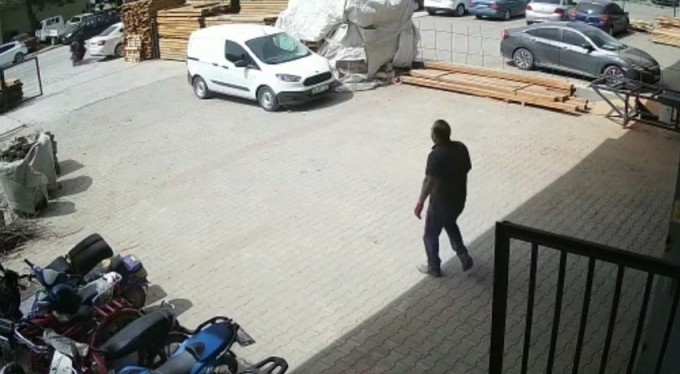 Kahraman işçi, fabrika hırsızlarını böyle kovaladı