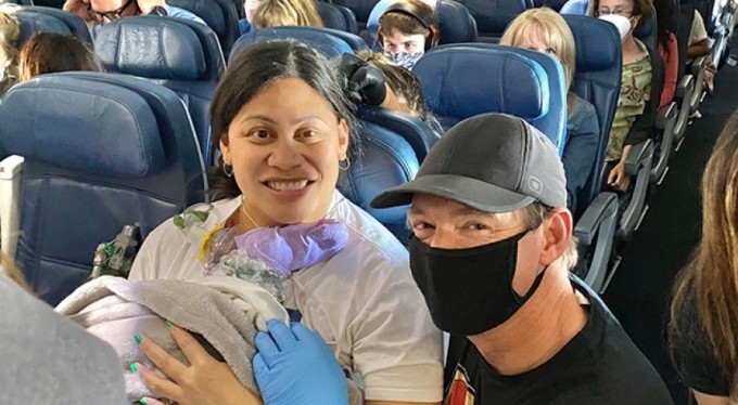 Hamile olduğunu bilmeyen yolcu uçakta doğum yaptı