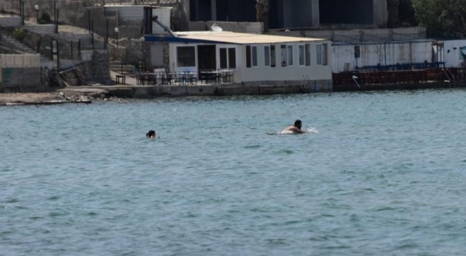 Kısıtlamaya kulak asmadılar, yüzmenin keyfini sürdüler