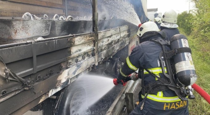 Lastikleri patlayan TIR alev alev yandı