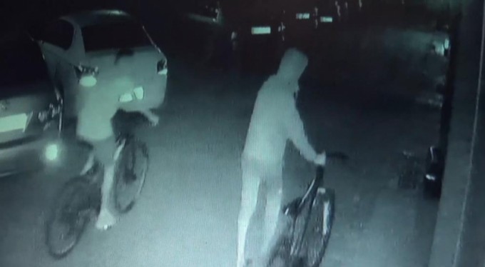 Bisikletle geldiler, bilgisayar çalıp böyle gittiler