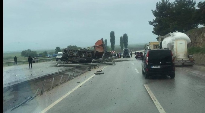 Devrilen hafriyat yüklü TIR 100 metre sürüklendi