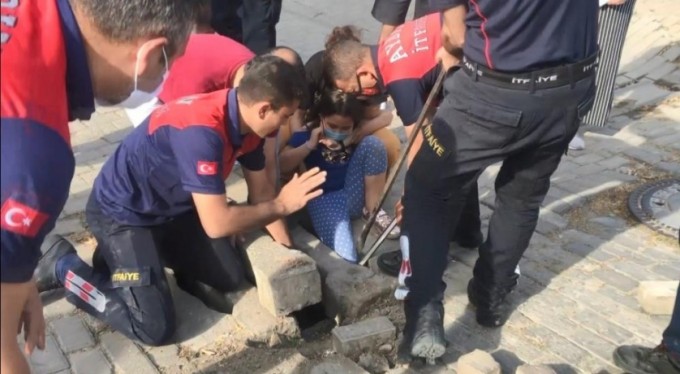 Bacağı rögara sıkışan çocuğu itfaiye kurtardı
