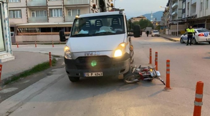 Kamyoneti motosiklete çarptı, 1 ağır yaralı