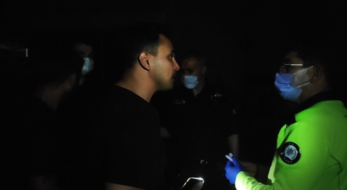 Pişkin turiste polisten tokat gibi cevap