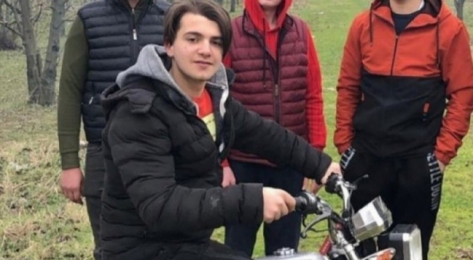 Kamyonetin altında kalan 16 yaşındaki genç öldü