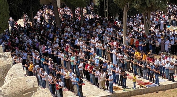 Mescid-i Aksa'da Ramazan'ın son cuma namazı 70 bin kişiyle kılındı