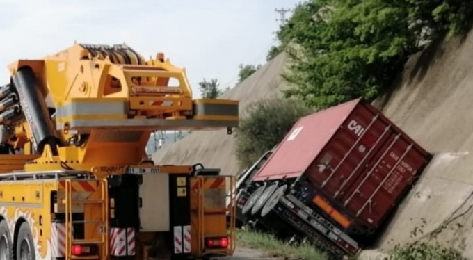 TIR devrildi, Bursa-Ankara karayolu trafiğe kapandı