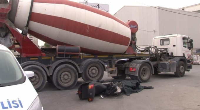 Feci kaza, mikserinin altında kalan motosikletli öldü