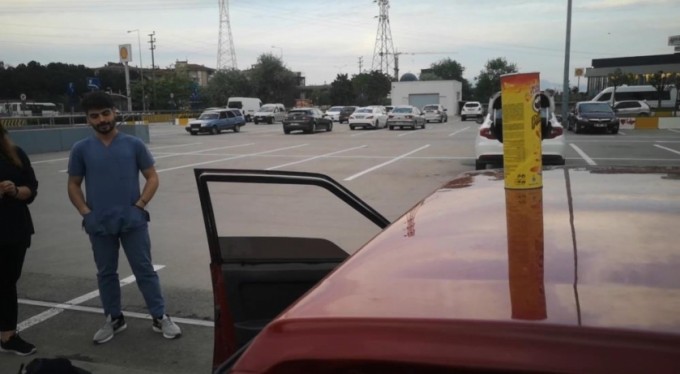 Arabasının üzerine bıraktılar, içinden çıkan şaşırttı