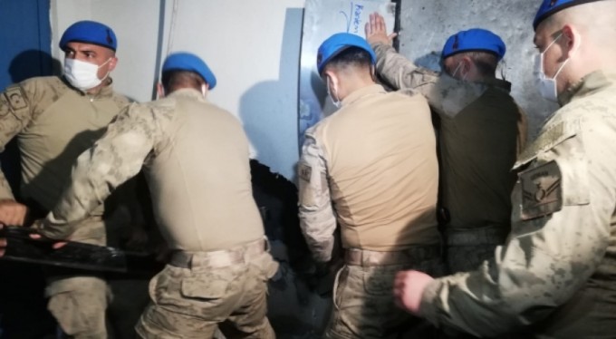 Jandarma duvarları aşıp, kumarcılara böyle ulaştı