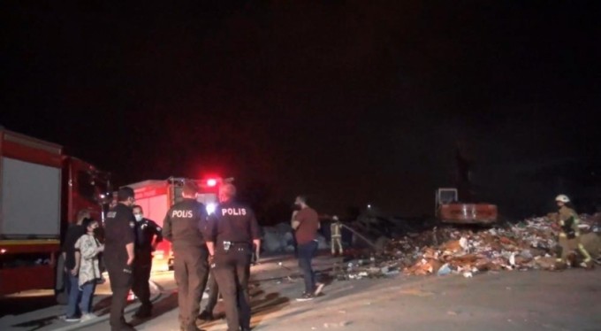 Geri dönüşüm tesisindeki alevler korkuttu