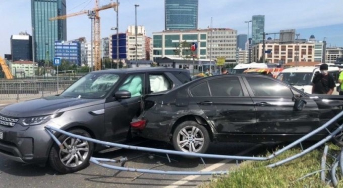 11 aracın karıştığı akılalmaz kaza kamerada: 3 yaralı