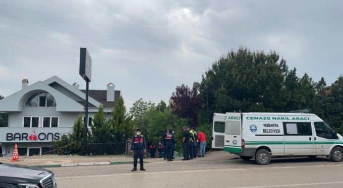 Otomobil villa bahçesine uçtu, sürücü öldü, o anlar kameraya yansıdı