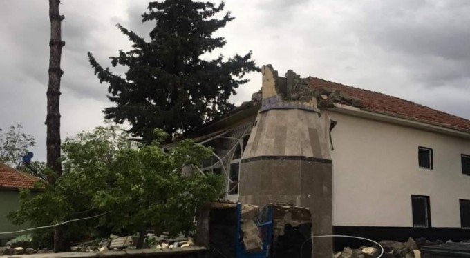 Fırtına caminin minaresini yıktı