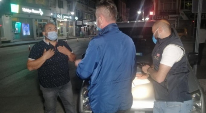 Muayenesiz araçla yasağı deldi, polise de atar yaptı