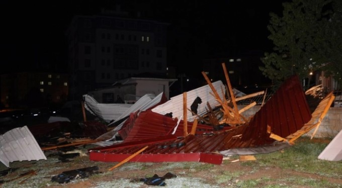 Fırtına çatıları uçurdu, araçlar hasar gördü