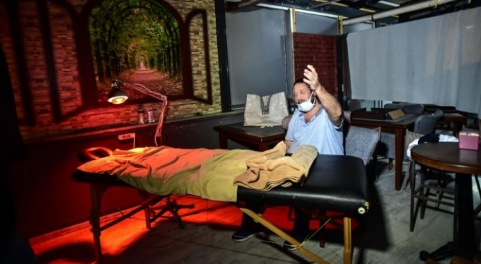 Yasak mı var? Kafede nargileli, yataklı fizik tedavi