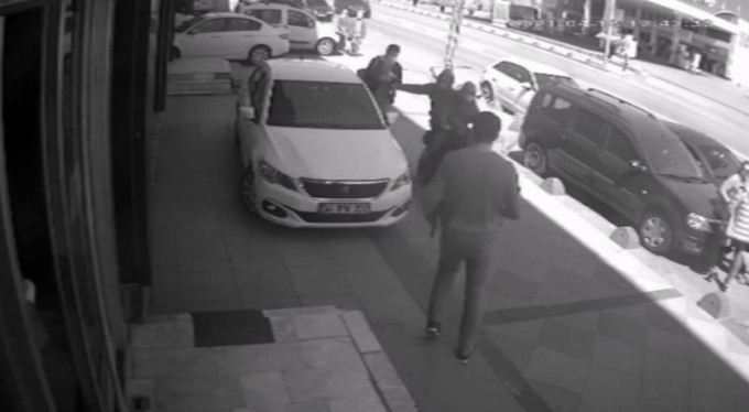 Motosikletli kapkaççı dehşeti kamerada