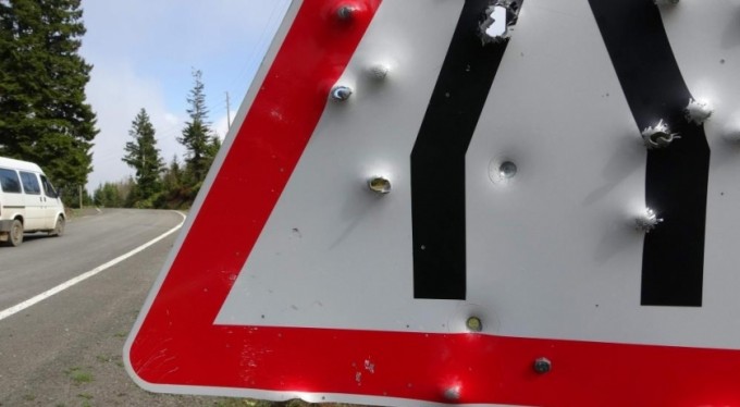 Trafik tabelaları magandaların hedef tahtası oldu