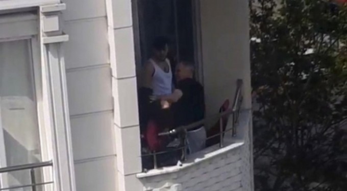 Utanma da yok, babayla oğlu anneyi böyle dövdü